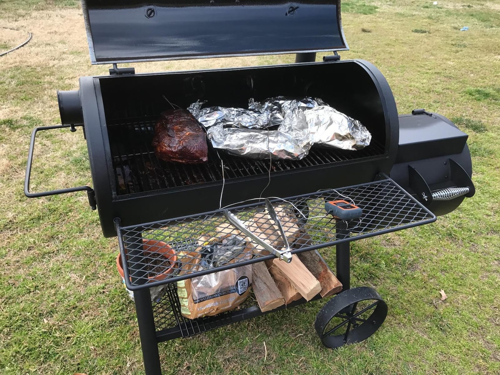 Oklahoma Joe's Highland Reverse Flow Smoker, Charcoal, Porcelain Coated Wire, Black customer photo 2