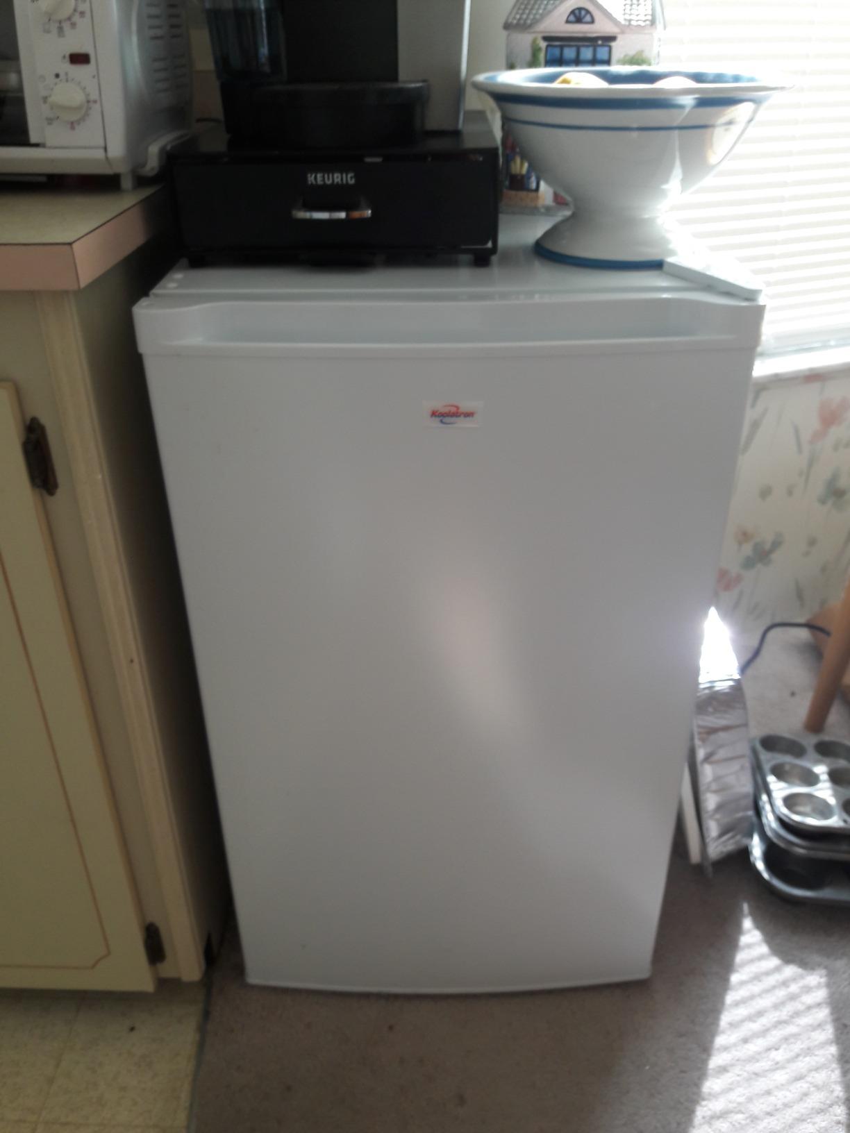 Koolatron Compact Upright Freezer, 3.1 cu ft (88L), White, Manual Defrost Design, Space-Saving Flat Back, Reversible Door, 3 Pull-Out Basket Shelves, for Apartment, Condo, Cottage customer photo 2