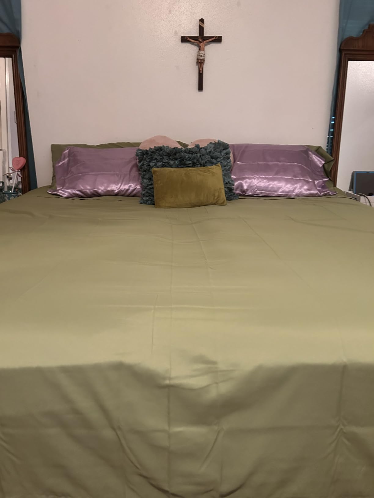 Amazon Basics Lightweight Super Soft Cooling, Breathable Wrinkle Resistant Brushed Microfiber 4-Piece Sheet Set with 14-Inch Deep Pockets, Queen, Taupe, Solid customer photo 1