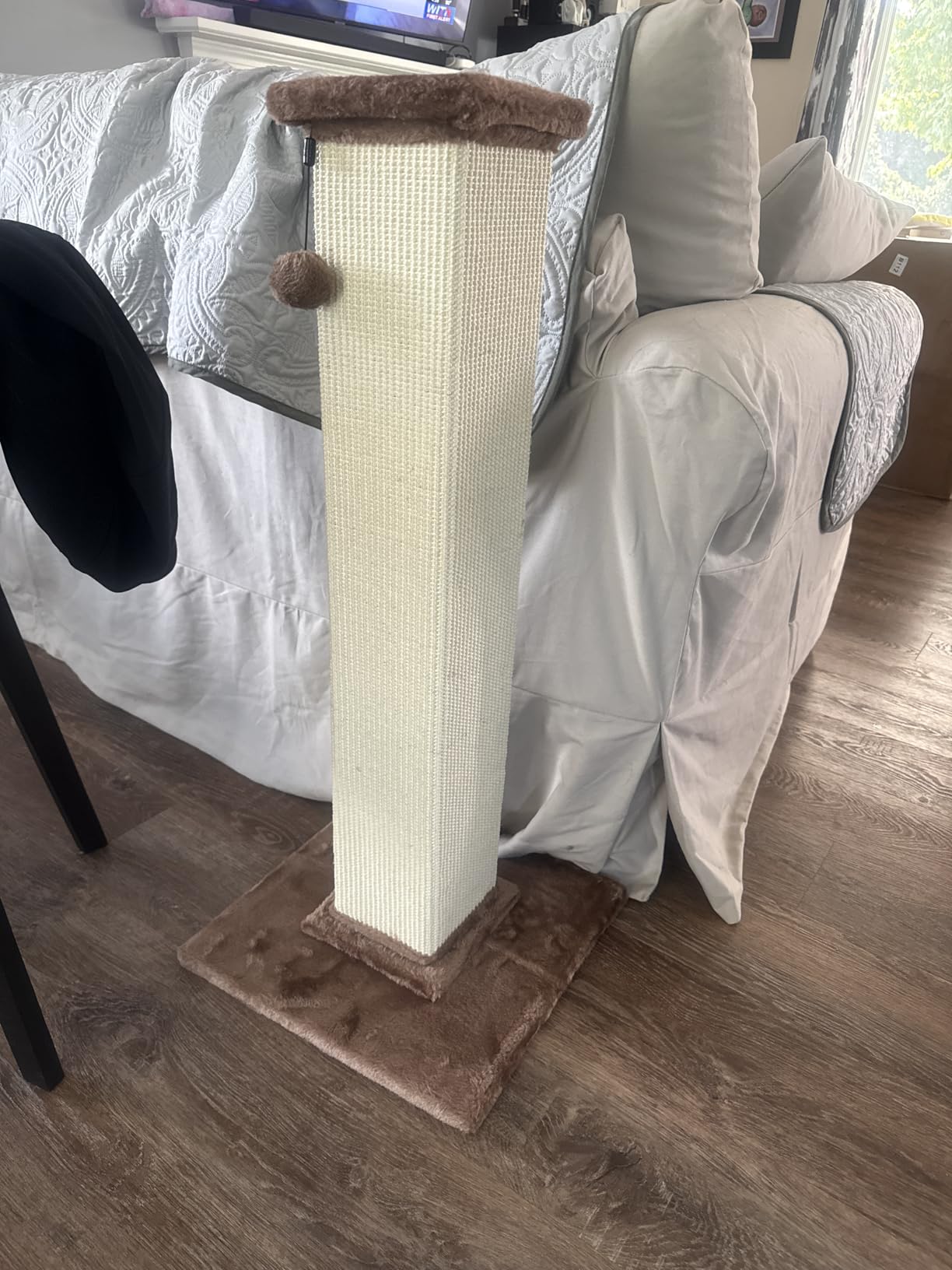 Amazon Basics Sturdy Cat Scratching Post for Indoor Cats & Kittens, Classic Single Post with Sisal Rope, Jute Fiber, Wood Base, Large (35.4
