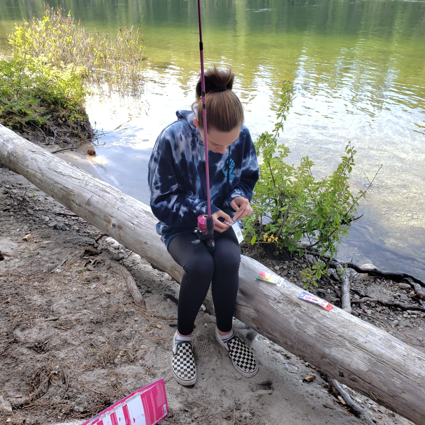 Zebco Zebco 202 Spincast Reel and Fishing Rod Combo, Pre-Spooled with 10-Pound Cajun Line, Includes Tackle Kit customer photo 1