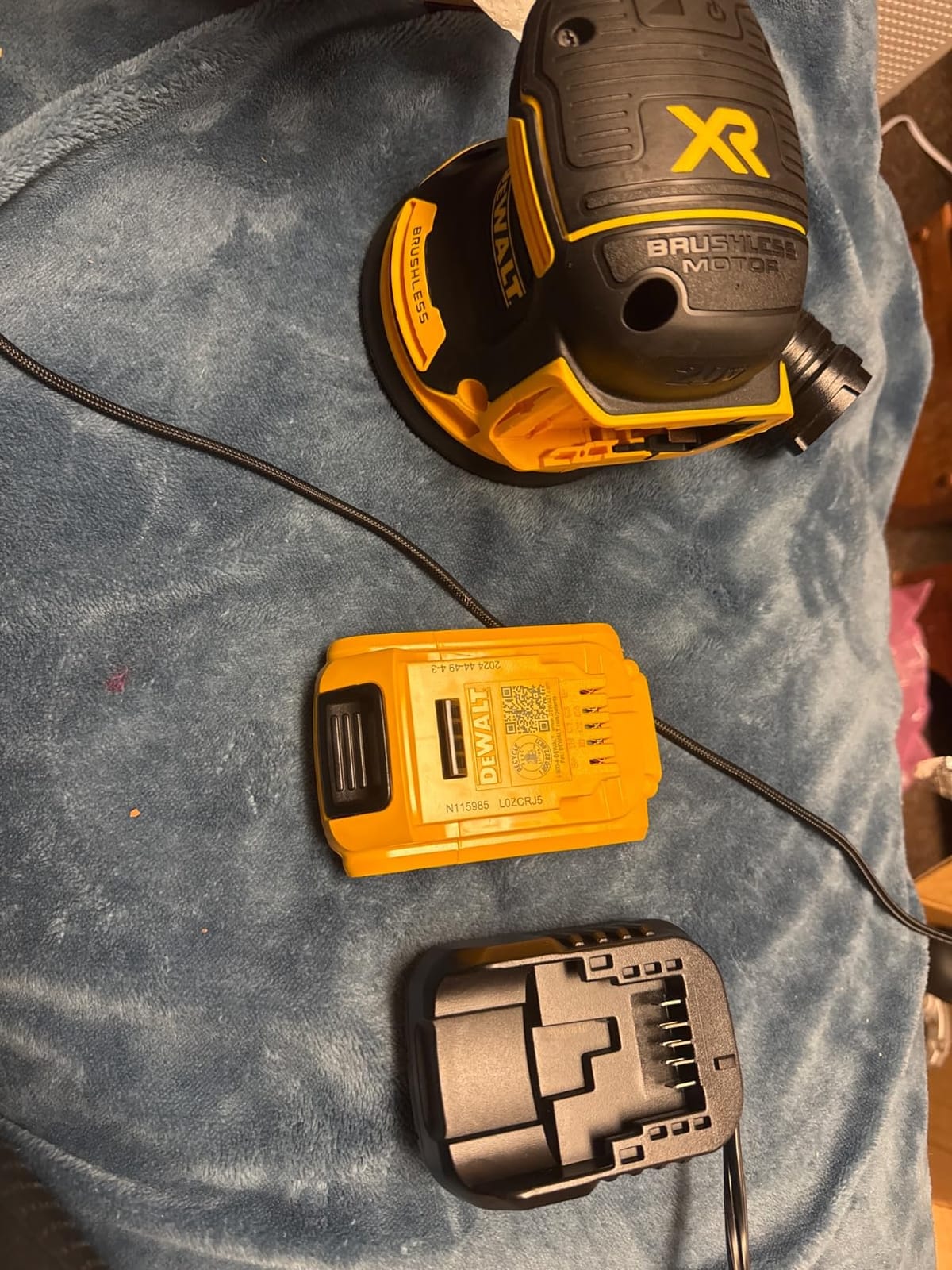 DEWALT 20V MAX Orbital Sander Cordless, 5-Inch Sander Tool, 2.Ah, 8,000-12,000 OPM, Variable Speed Dial, Storage Bag, Battery and Charger Included (DCW210D1) customer photo 1