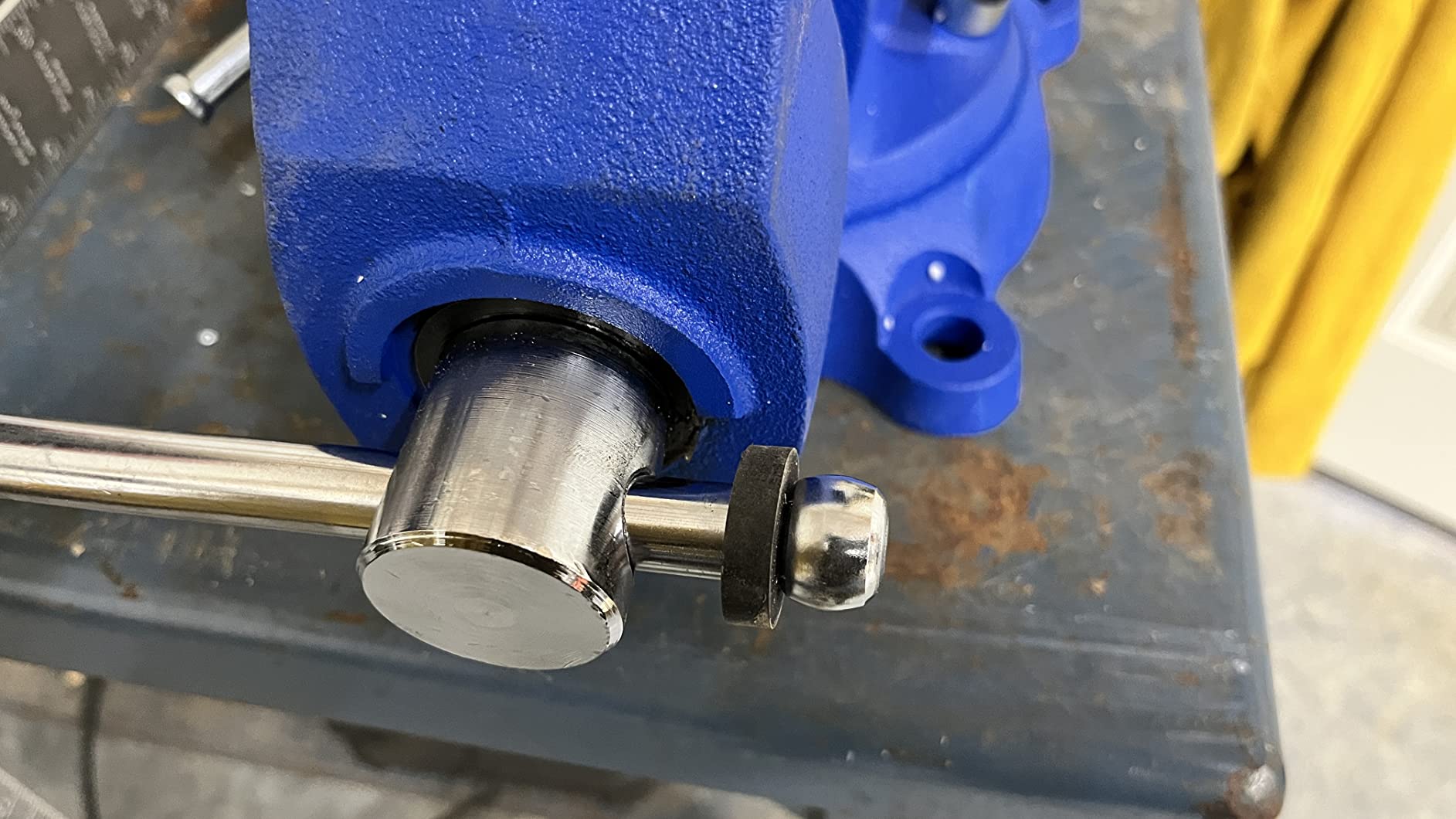 Forward CR40A 4.5 Inch Bench Vise Heavy Duty with Anvil and 210°Swivel Base customer photo 1