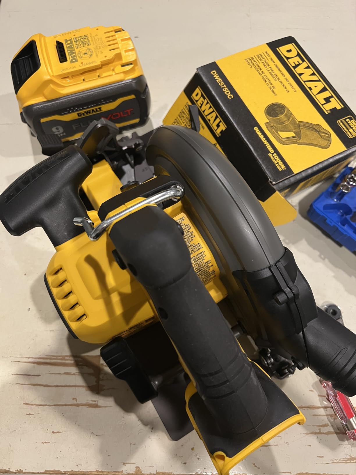 DEWALT FLEXVOLT 60V MAX* Circular Saw with Brake, 7-1/4-Inch, Tool Only (DCS578B) customer photo 2