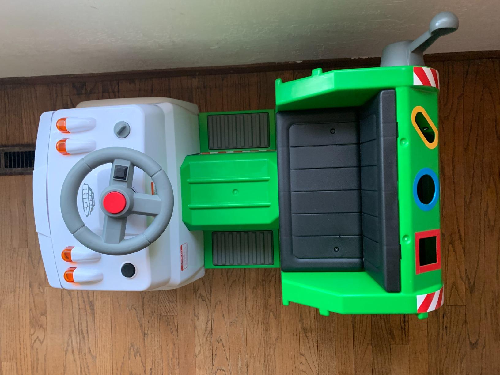 Kid Trax Real Rigs Toddler Recycling Truck Interactive Ride On Toy, Kids Ages 1.5-4 Years, 6 Volt Battery and Charger, Sound Effects, 9 Recycling Accessories Included,Green customer photo 1