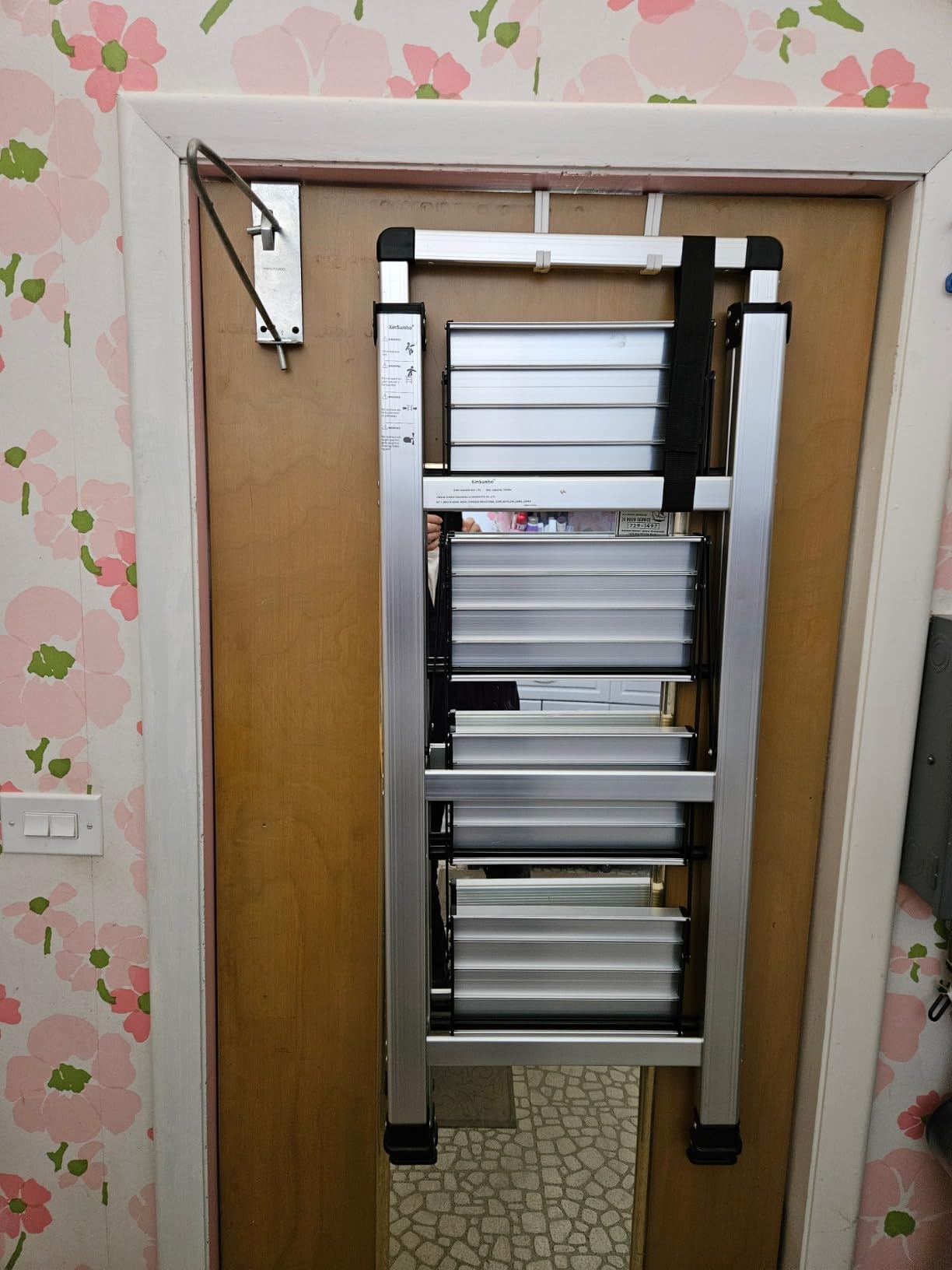 XinSunho 4 Step Ladder, Aluminum Folding Stool with Retractable Handgrip customer photo 1