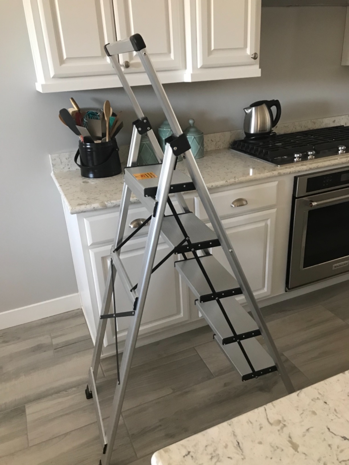 XinSunho 4 Step Ladder, Aluminum Folding Stool with Retractable Handgrip customer photo 2