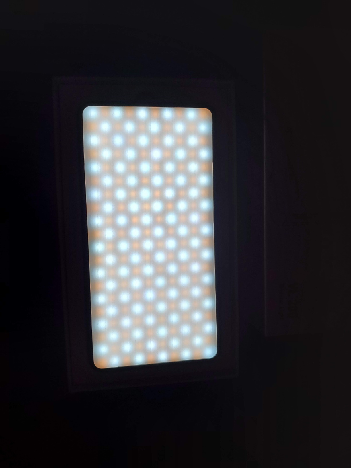 Ulanzi VL200 Bi-Color LED Video Light On-Camera,5000mAh 2500-9000K CRI≥95 customer photo 2