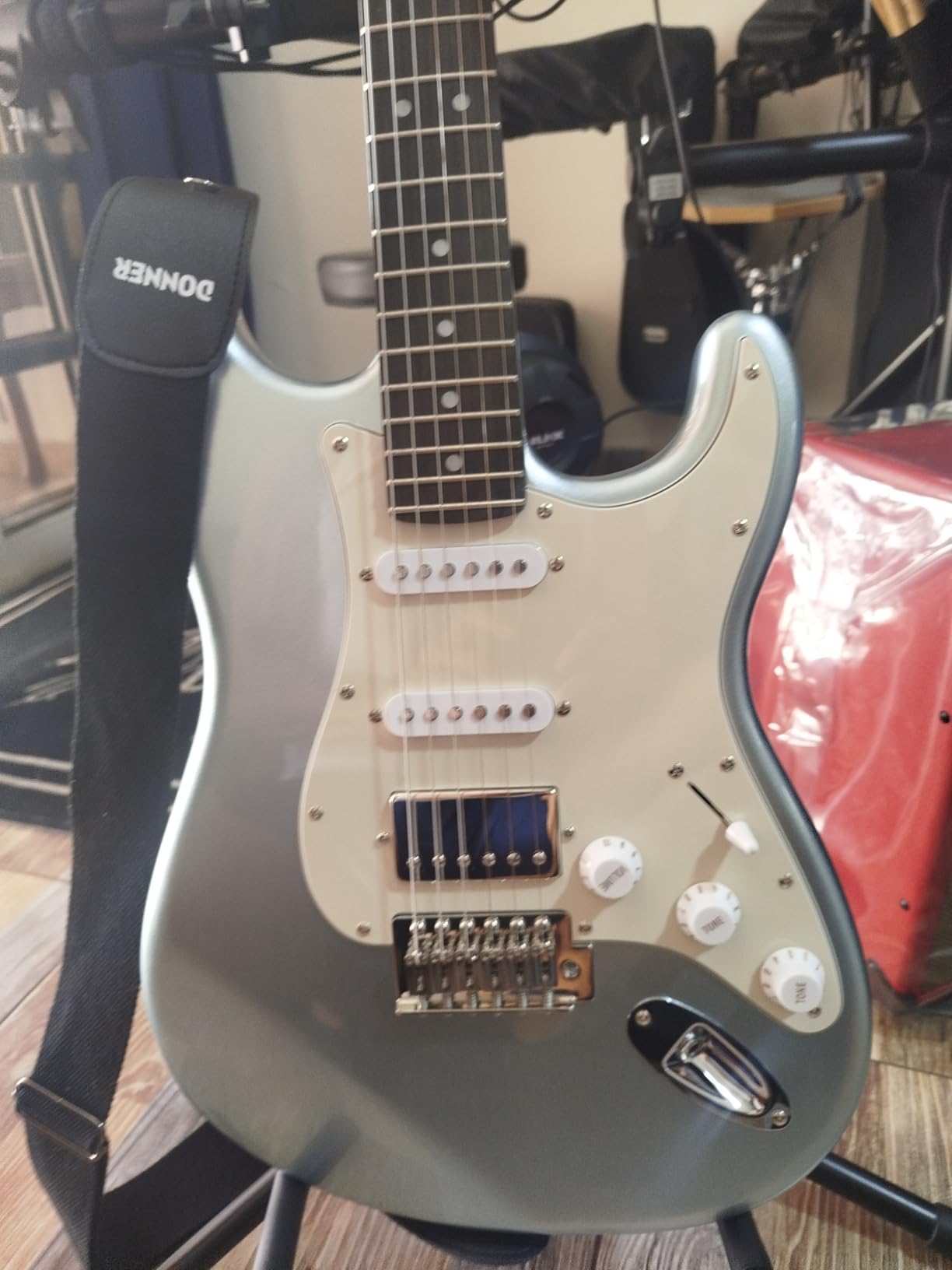 Donner DST-152S Beginner Electric Guitar Kit with Amp, HSS Coil Split customer photo 2