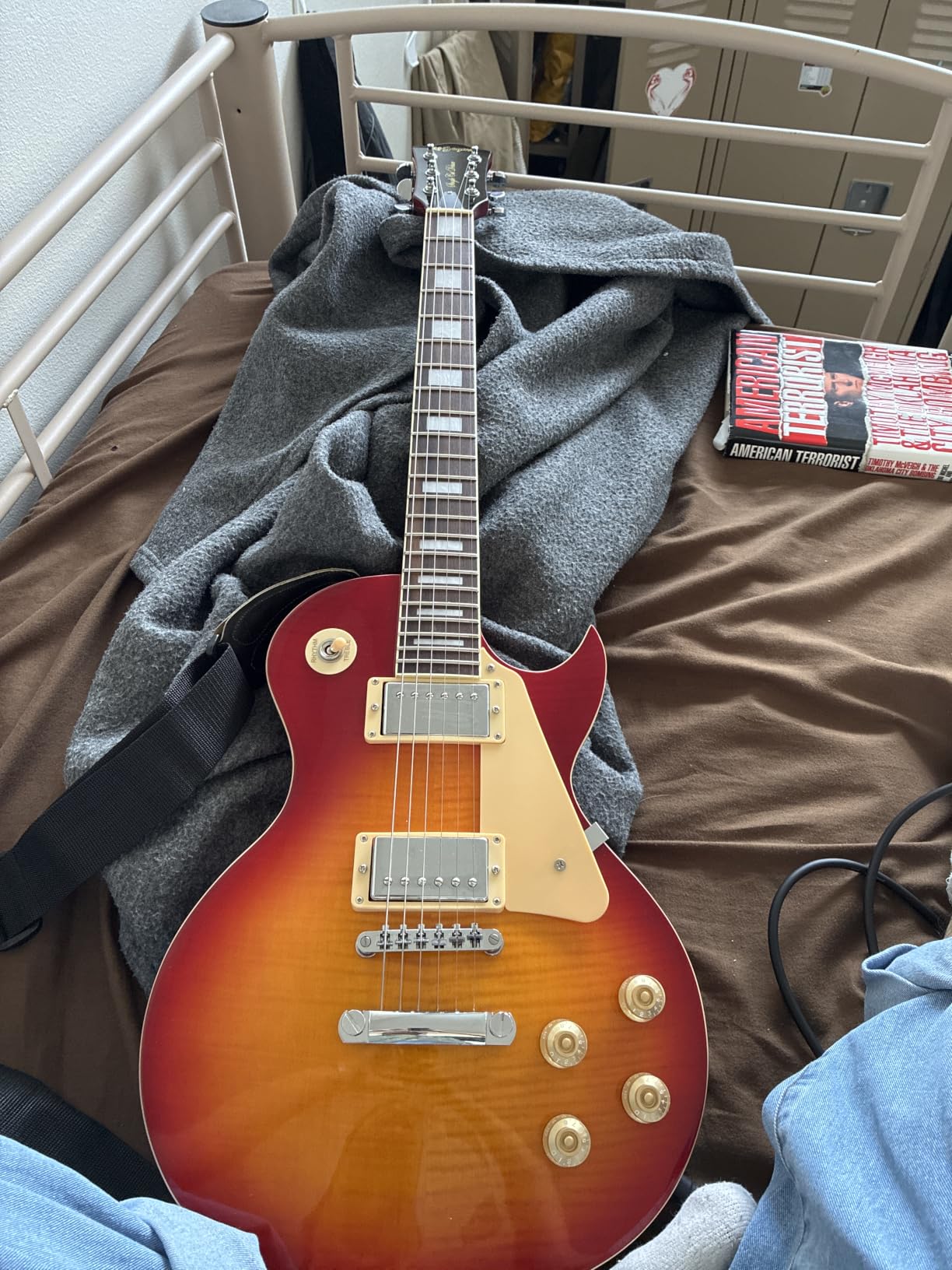 Leo Jaymz 39” Electric Guitar Les Paul Style - Mahogany Body and Neck - Curved top Exquisite Flame Maple Veneer - Newly upgraded Alnico V Pickups, Powerful and Pure (Rio) customer photo 1