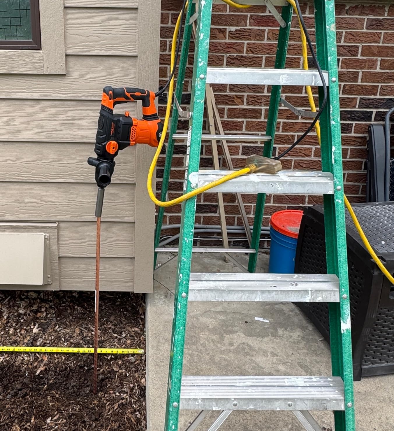 VEVOR 1-1/4 Inch SDS-Plus Rotary Hammer Drill, 13 Amp Corded Drills, Heavy Duty Chipping Hammers w/Vibration Control & Safety Clutch, Electric Demolition Hammers Variable Speed, Power Tool For Concret customer photo 1