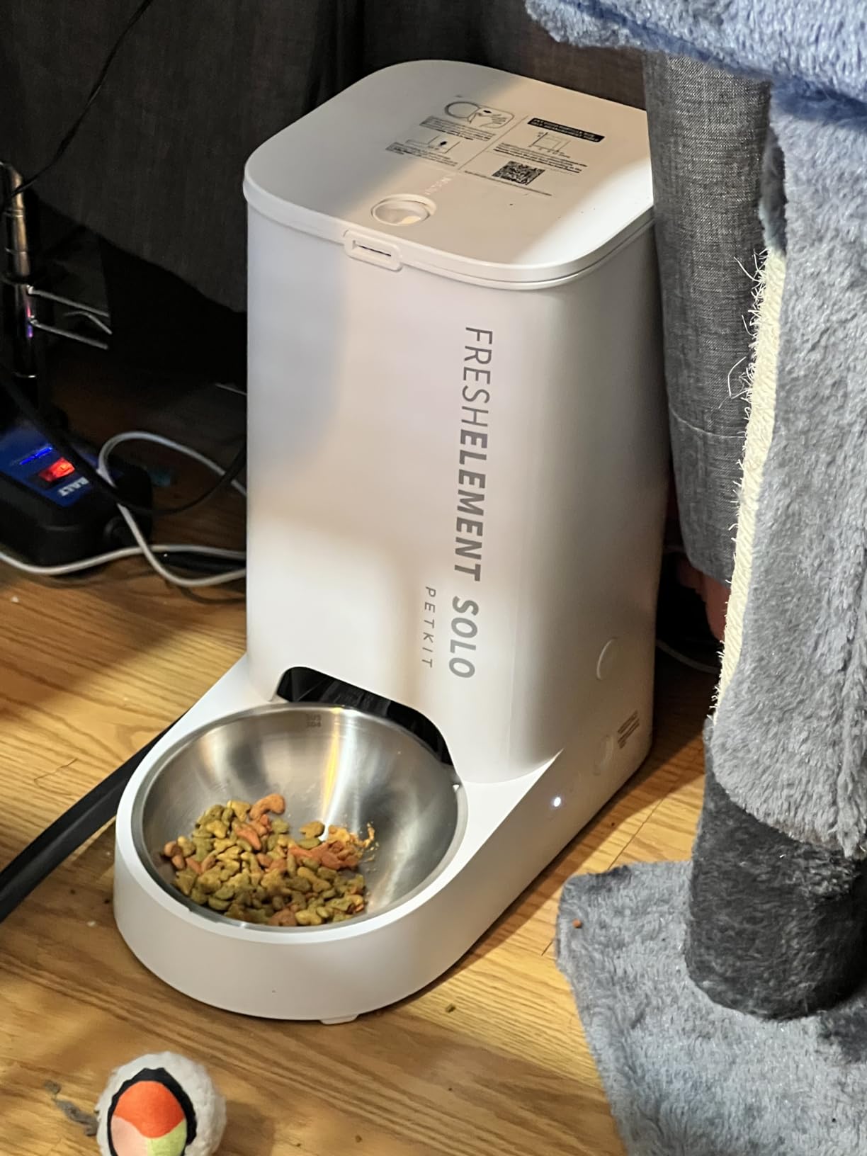PETKIT Automatic Cat Feeder, 2.4G WiFi Automatic Dog Feeder, App Control Pet Food Dispenser with Triple Fresh-Lock System, Schedule Feeding, Food Shortage Alert, Dual Power-Charge&Battery,3L Capacity customer photo 1