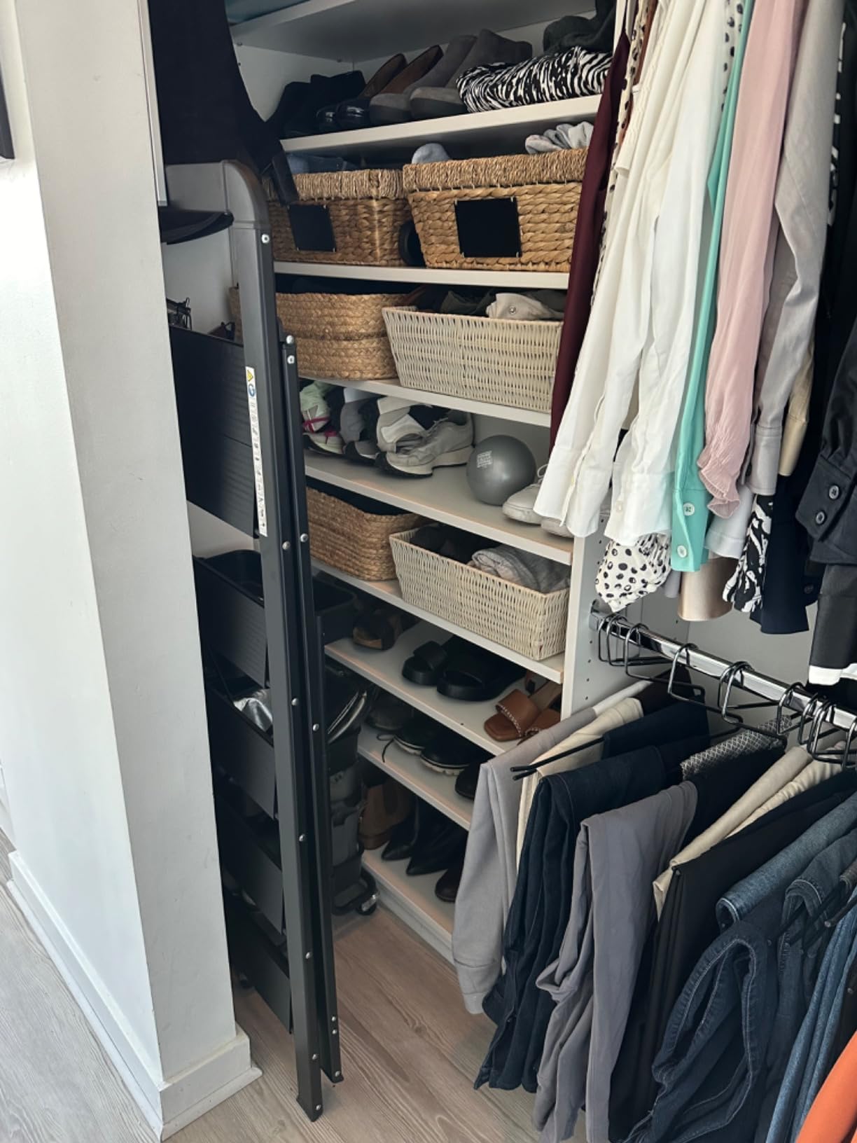 KINGRACK Aluminium 4 Step Ladder, Lightweight Step Stool with Non-Slip Pedals, Handrail, Foldable Step Ladder for Kitchen, Garage, Home, Space Saving, Sturdy and Portable, Silver customer photo 1