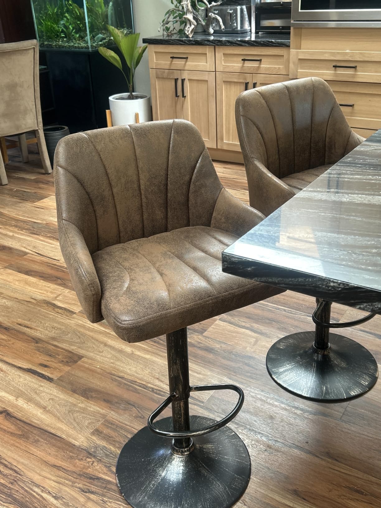 VECELO Bar Stools Set of 4, Adjustable Barstools, Counter Height Stools with Back and Arm, Kitchen Island Stools, Swivel PU Chairs for Pub, Dining Room, Industrial Style, Brown customer photo 1