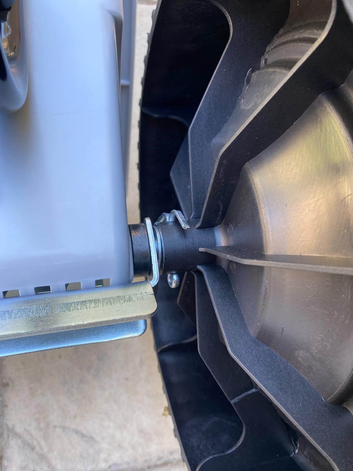 Yard Commander - 60 LB Walk-Behind Push Drop Spreader - Holds Up to 15,000 SQFT of Product - Great for Applying Fertilizer & Grass Seed - Adjustable Drop Rate & Composite Hopper customer photo 1