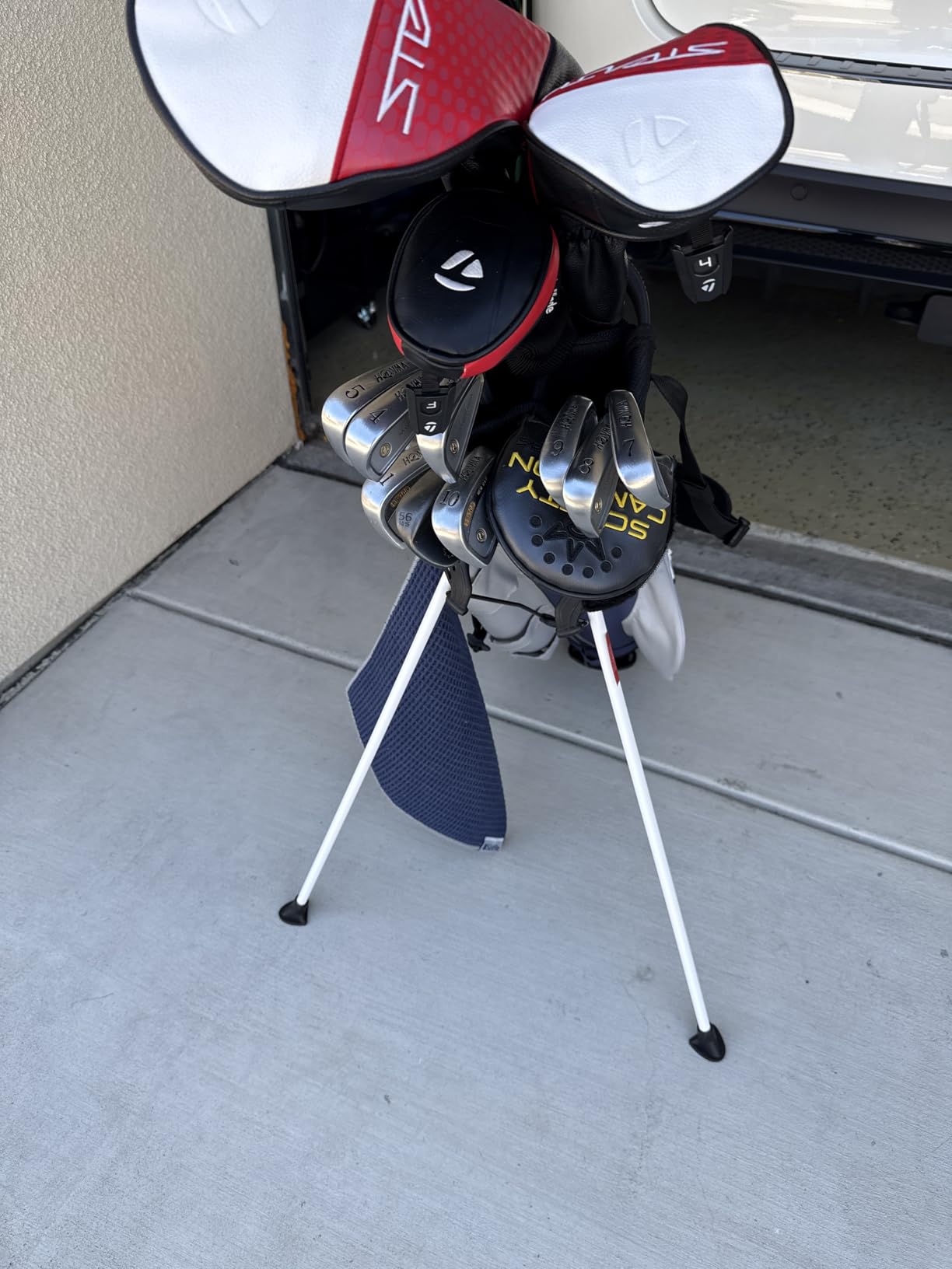 Lightweight Golf Stand Bag, 4-Way Full-Length Dividers, Holds Up to 10 Clubs, 3.7 lbs Golf Bag with Dual Straps & Stand for Driving Range, Par 3, and Standard Courses customer photo 2