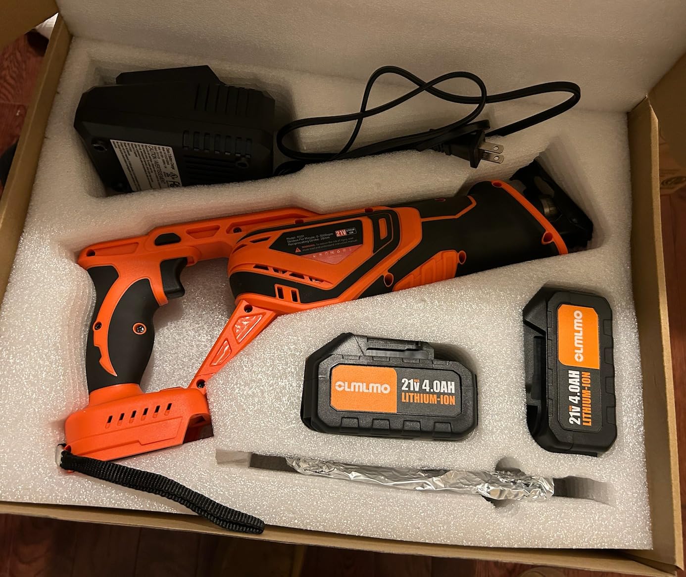 Cordless Reciprocating Saw With 8 Blades – 2×4000mAh Batteries, Brushless Motor, Variable Speed 0‑3200 SPM, Tool‑Free Blade Change, Power Reciprocating Saw for PVC Wood, Metal Cutting DIY customer photo 2