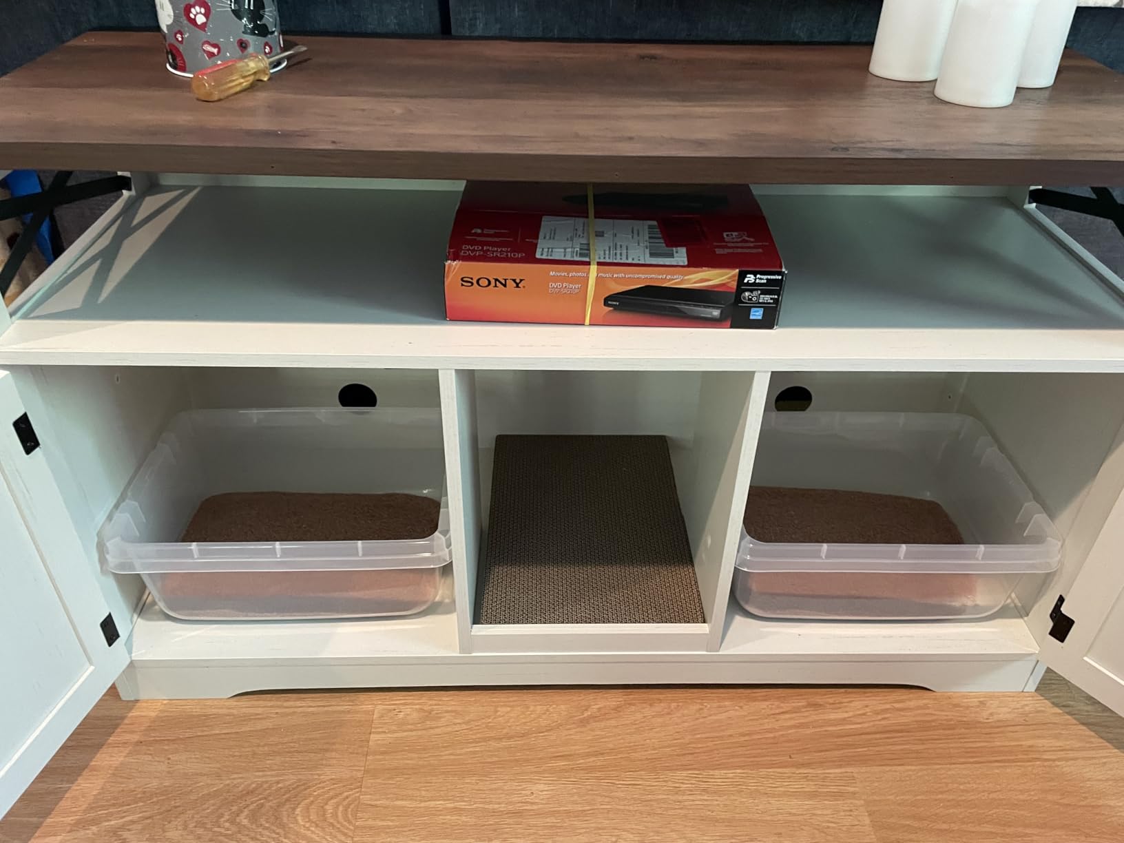 Halitaa Cat Litter Box Enclosure, Hidden Litter Box with Scratch Pad customer photo 1