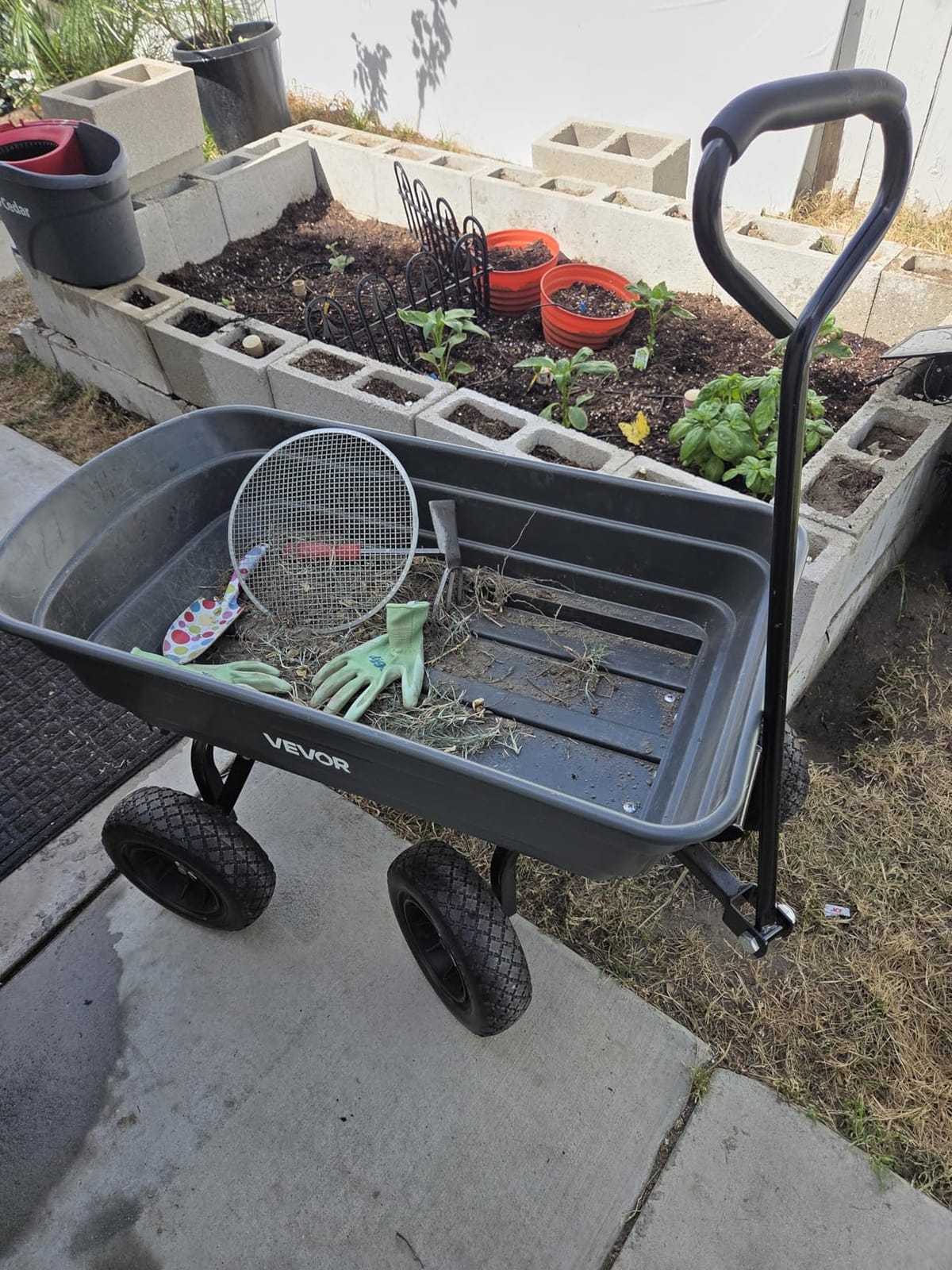 VEVOR Poly Garden Dump Cart 4 Cu.Ft. 600 lbs 4 Wheel Wheelbarrow Dump Wagon customer photo 1