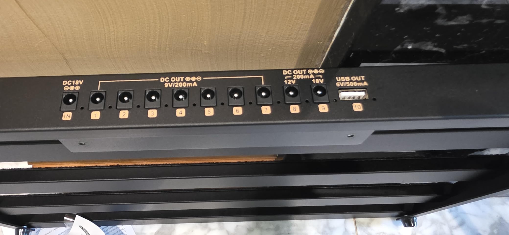 CAHAYA Guitar Pedal Board Portable - Pedal Board Built-in Power Supply Lightweight Aluminum Alloy Guitar Effect Pedalboard with DC Cables USB Output Carry Bag and Power Adapter 19