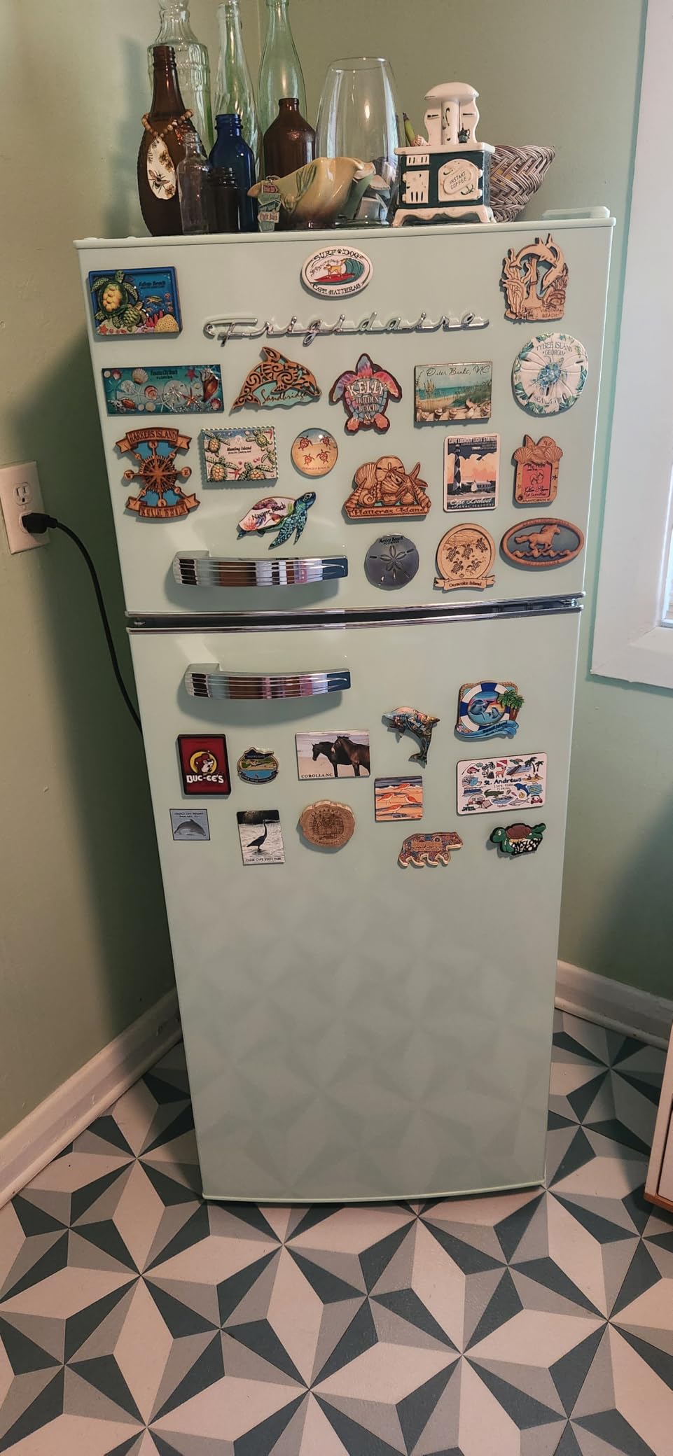 Frigidaire EFR753 Retro Apartment Size Refrigerator, Top Freezer, 2-Door, 7.5 Cu Ft, Adjustable Spill-Proof Shelves, Cream customer photo 2