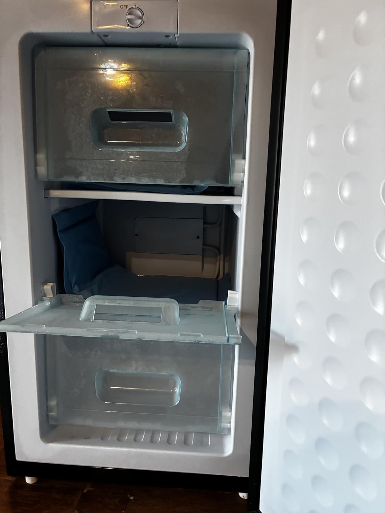 Maine 3.6 Cu. Ft. Small Upright Freezer, Compact Mini Freezer Glossy Silver customer photo 1