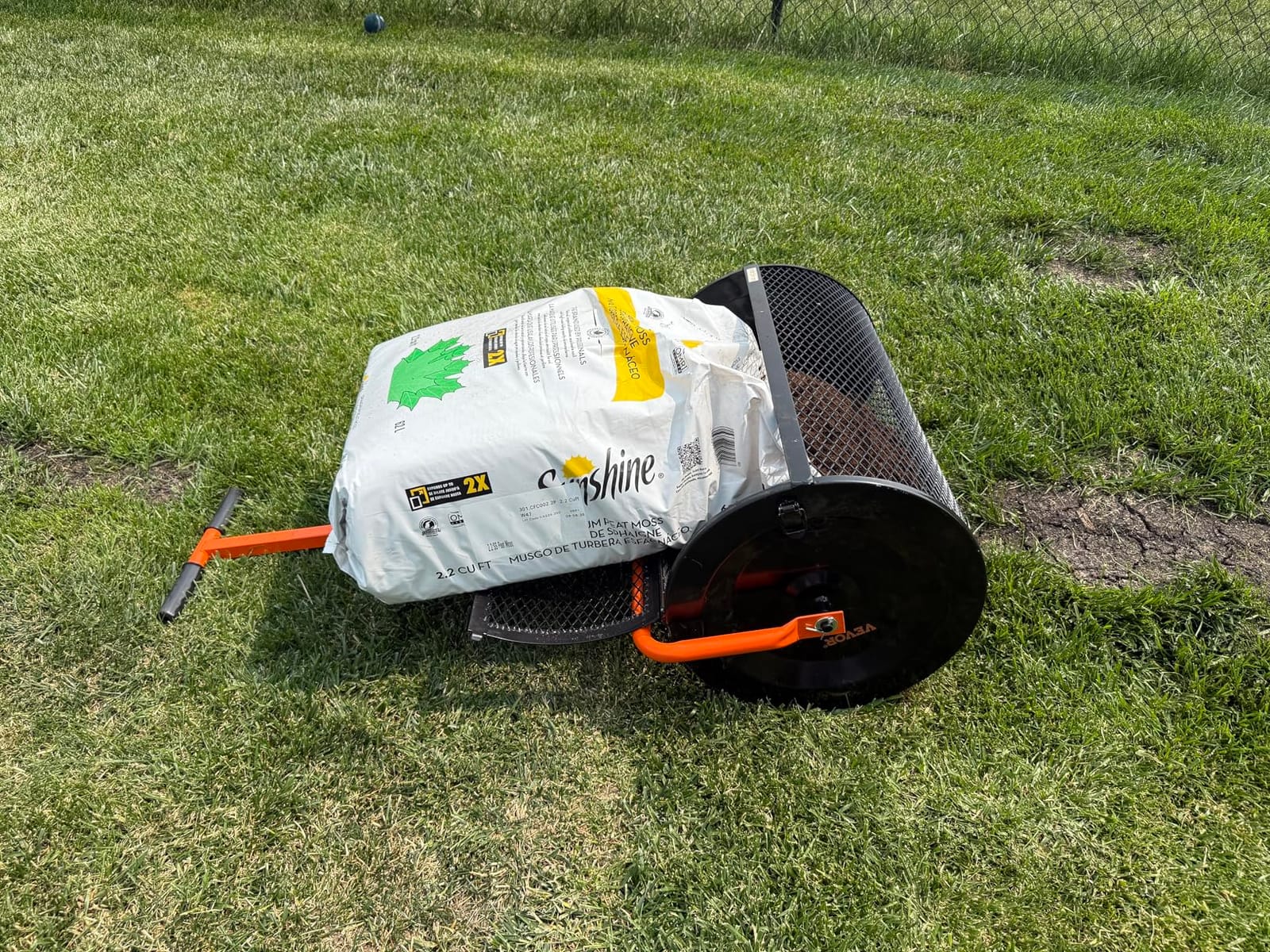 VEVOR Broadcast Spreader 50 lbs Capacity Drop Spreader with Hopper Grate | for Lawn & Garden Care, 18 in Spreading Width & 30 Adjustable Settings, 10 in All Terrain Tires for Seed, Fertilizer, Black customer photo 2